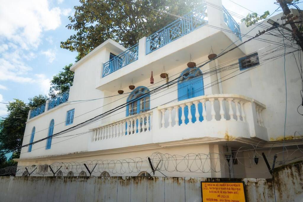 Blue Door Villa By Homeyhuts Rajpur Exterior photo